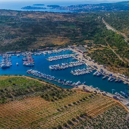 In With Seaview, Terrace, Wifi Apartman *